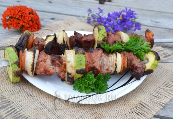 Фото свиного шашлыка с овощами на углях
