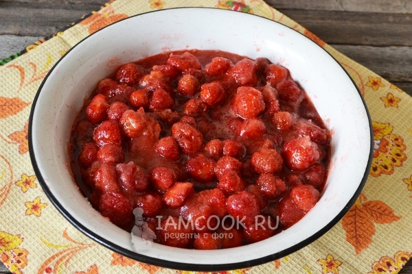 Размешать клубнику с сахаром