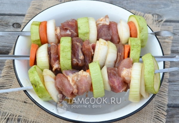 Нанизать мясо и овощи на шампур