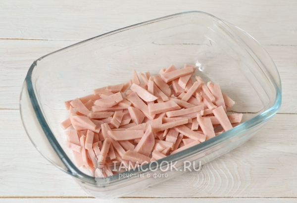 Положить слой ветчины