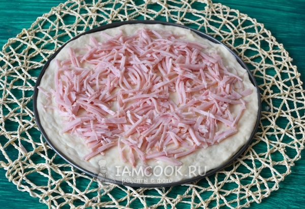 Выложить ветчину на тесто