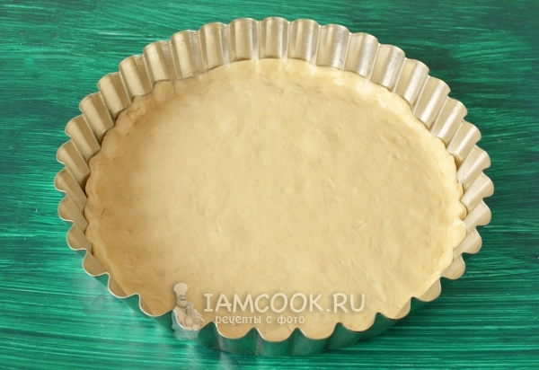 Положить тесто в форму