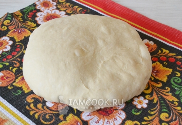 Положить тесто на стол