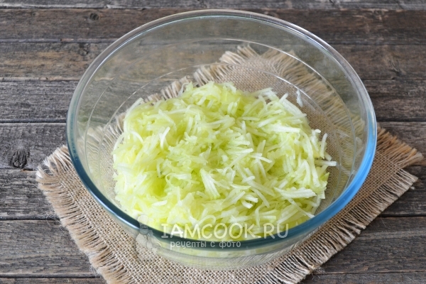 Натереть кабачок