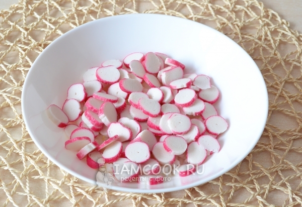 Положить слой крабовых палочек