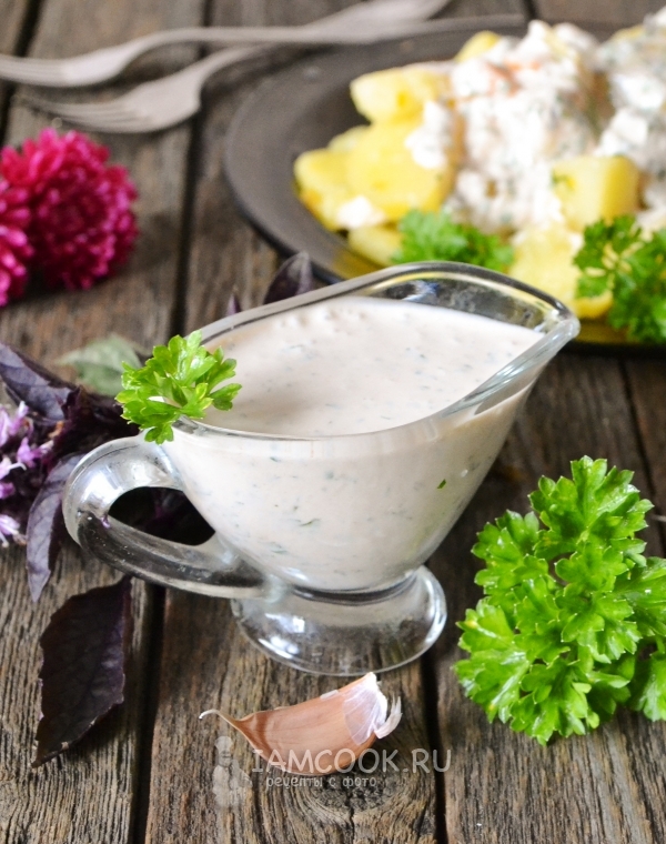 Фото сметанного соуса с чесноком и зеленью