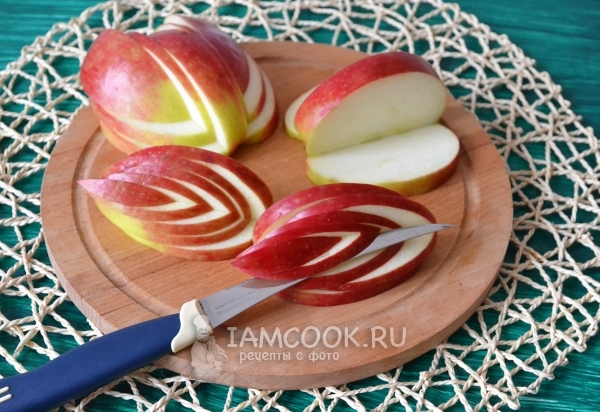 Вырезать из яблок крылья