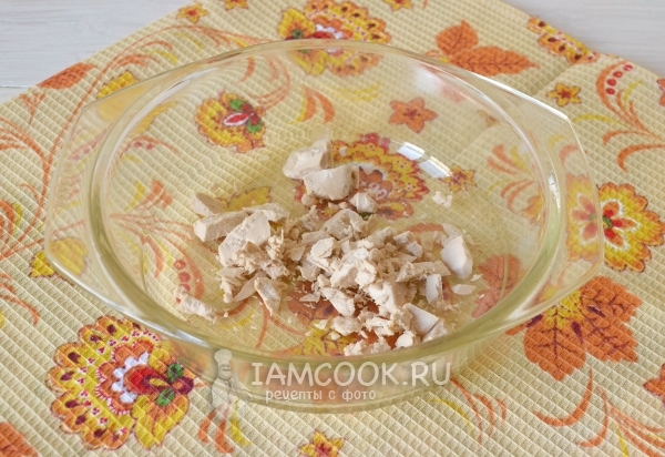 Положить в миску дрожжи