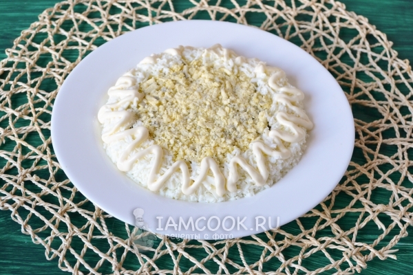 Полить майонезом