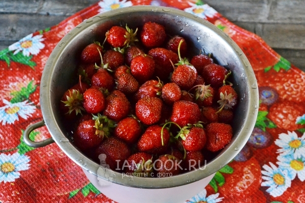 Помыть клубнику