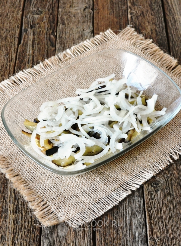 Положить маринованный лук