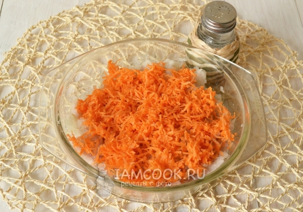 Положить тертую морковь