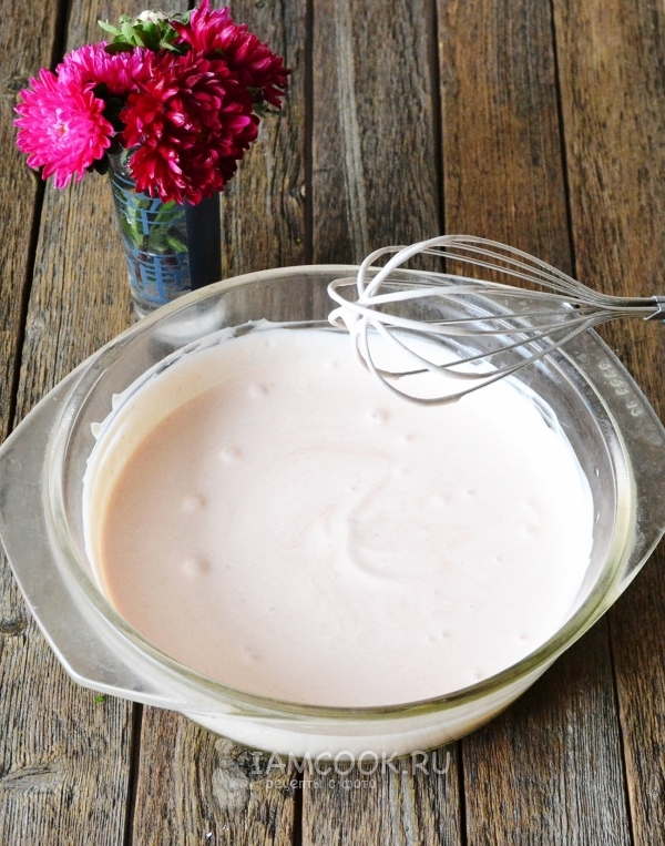 Размешать сметану с кетчупом