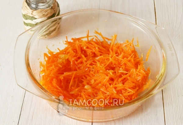 Всыпать к моркови соль