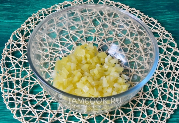 Положить в салатник картофель