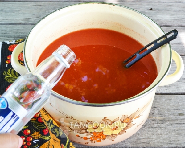 Влить уксус