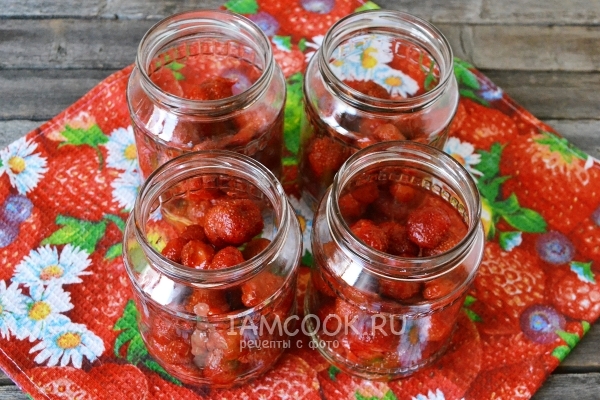 Разложить ягоды по банкам