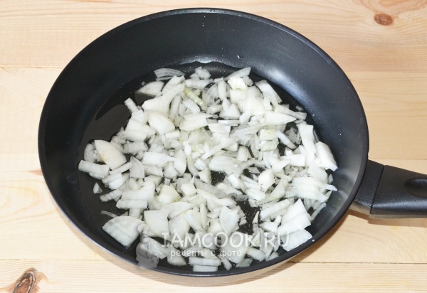 Обжарить лук