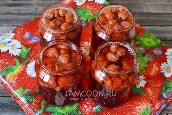 Залить ягоды сладкой водой