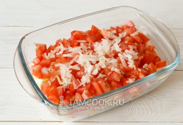 Положить слой лука