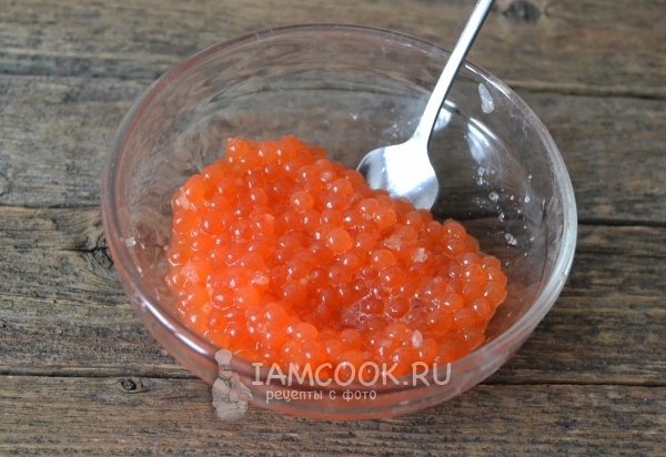 Размешать икру с солью