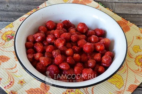 Положить клубнику в миску