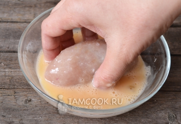 Обвалять котлету в яйце