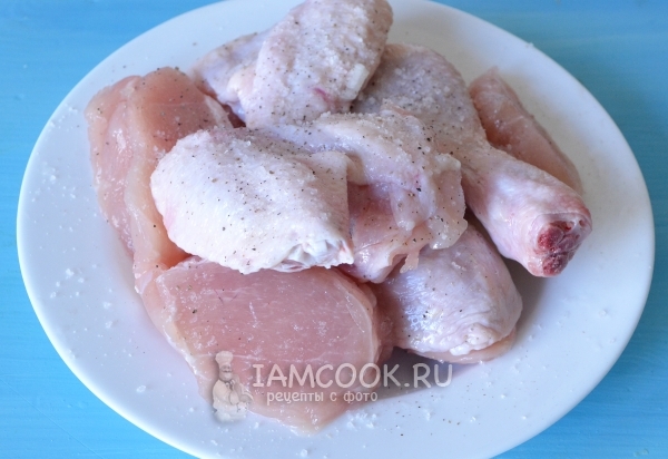 Курицу посолить и поперчить