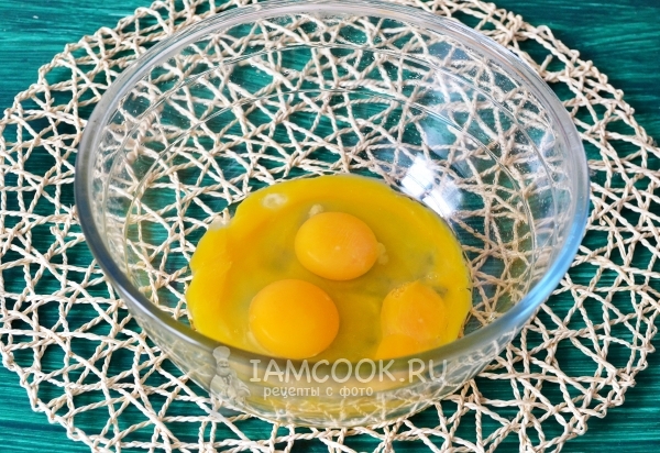 Вбить в миску яйца