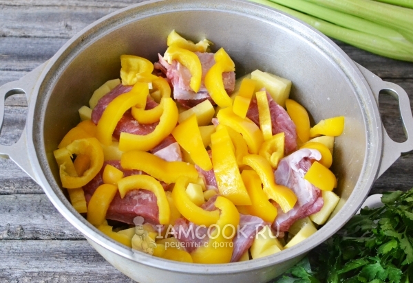Выкладываем нарезанный жёлтый перец