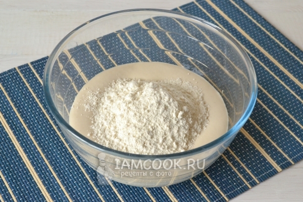 Всыпать муку с солью