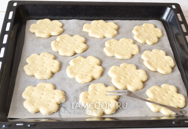 Наколоть тесто вилкой