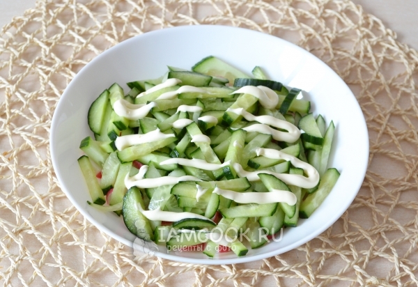 Полить майонезом