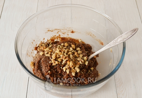 Всыпать грецкие орехи