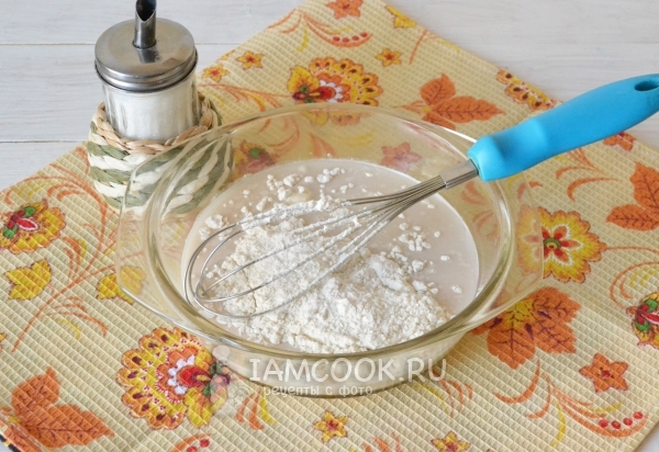 Всыпать сахар и муку