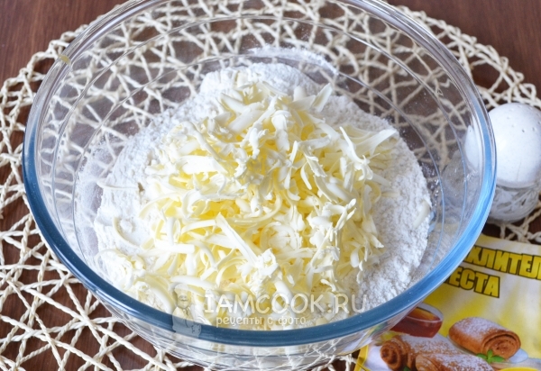 Положить тертое масло в муку