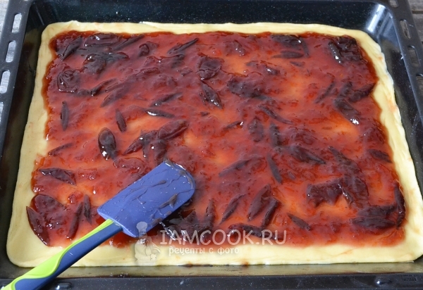 Выложили варенье на тесто