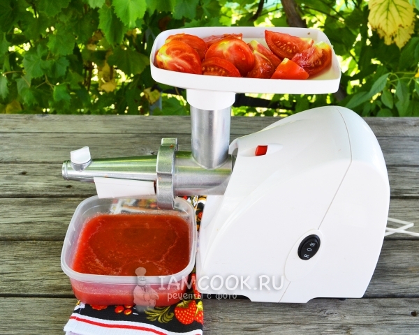 Перекрутить помидоры на мясорубке