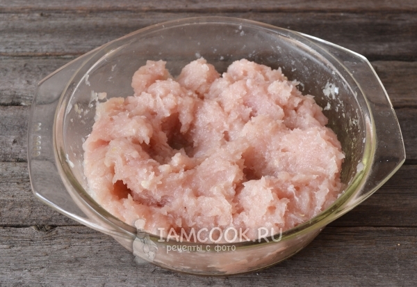 Размешать куриный фарш