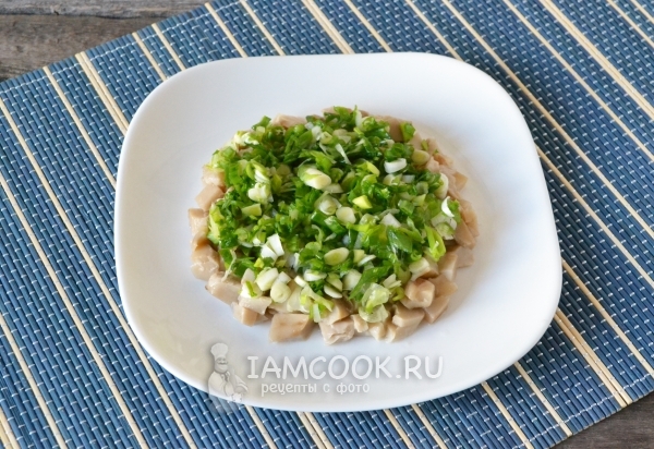 Положить слой лука