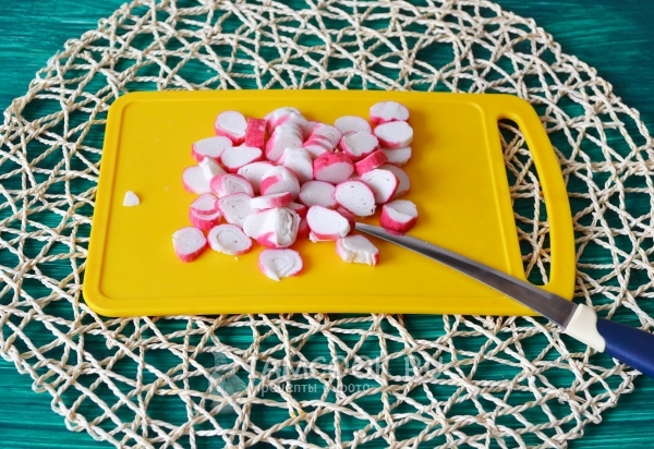 Порезать крабовые палочки