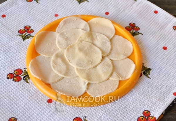 Раскатать тесто в кружок