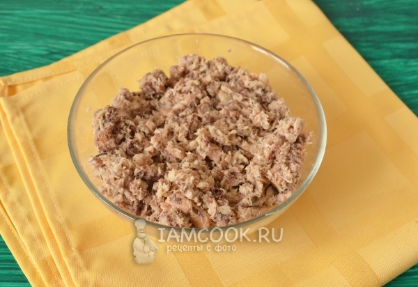 Размять рыбу вилкой