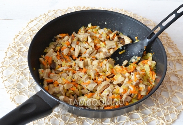 Обжарить овощи с грибами