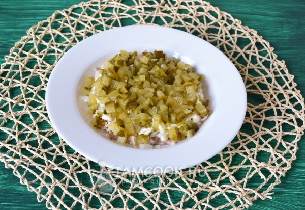 Положить слой огурцов