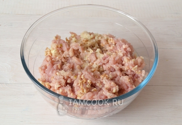 Перекрутить ингредиенты на мясорубке