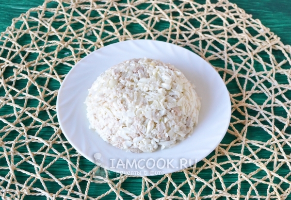 Выложить салат на тарелку