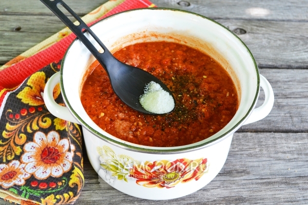 Всыпать соль и специи