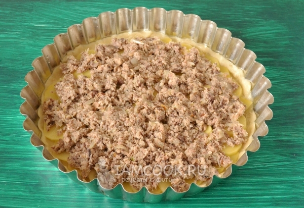 Положить консерву с луком