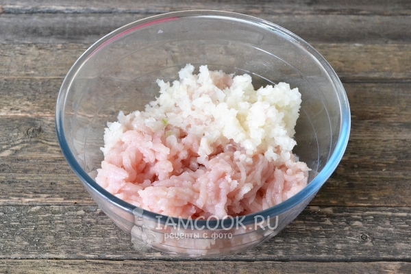 Соединить куриное филе с луком